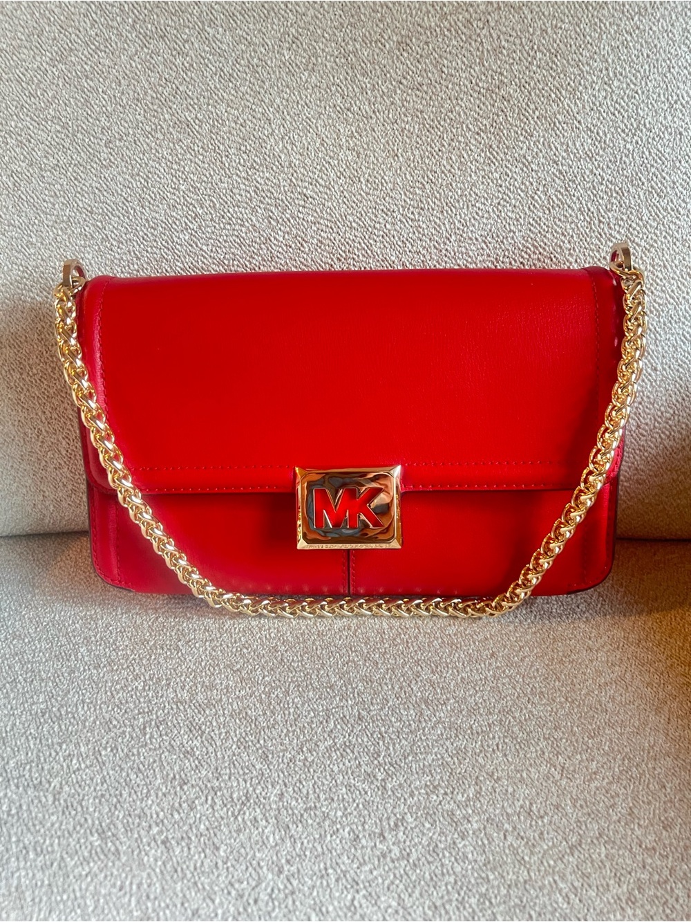 Exceptional like new Michael Kors Red Leather Shoulder Bag with Gold Chain